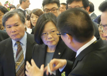 Tsai Ing-wen, alors candidate du Parti démocrate progressiste aux élections présidentielles taïwanaises, lors de sa visite du salon aéronautique TADTE. Photo  © Le Journal de l'Aviation - tous droits réservés