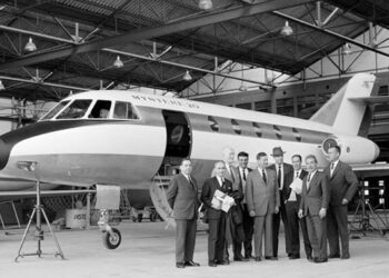 Le Mystère 20 dans le hangar de Mérignac le 4 mai 1963. Visite d'une délégation de la Pan Am  avec Charles Lindbergh. Photo © Dassault Falcon Jet Falcon 20 Guardian© Dassault Aviation