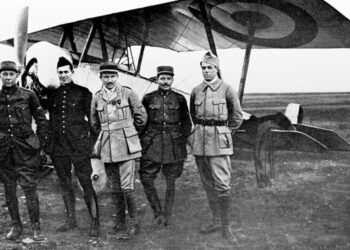 De gauche à droite : Sgt James R. Mc Connell († 19 mars 1917) - Slt Kiffin Y. Rockwell († 23 juin 1916) - Cne Georges Thénault - Sgt Norman Prince († 12 octobre 1916) - Sgt Victor E. Chapman († 23 juin 1916) - Les 4 pilotes américains ont tous été tués au combat ou par accident. Photo extraite du livre The Story of the LaFayette Escadrille - éditeur Small