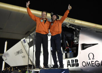 André Borschberg accueille Bertrand Piccard à Abou Dhabi