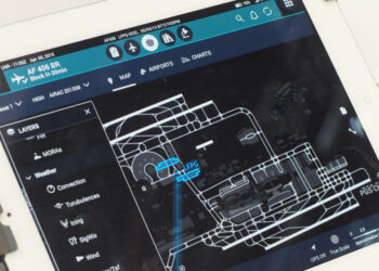 Une solution EFB développée par Thales sur tablette. Photo © Le Journal de l'Aviation - tous droits réservés