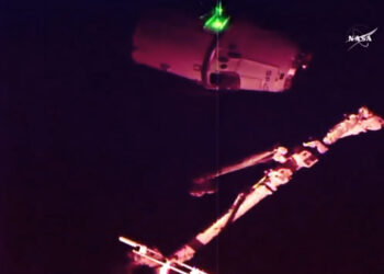 Le Canadarm2 est sur le point de capturer la capsule Dragon CRS-12. © NASA TV