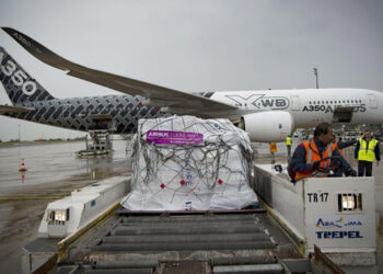 Le chargement des équipements de première nécessité à bord de l'Airbus A350 XWB MSN 2 à Roissy CDG. Photo © Airbus