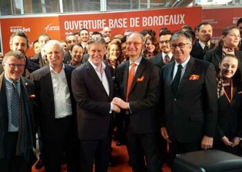 Johan Lundgren (au centre) inaugure la base de Bordeaux