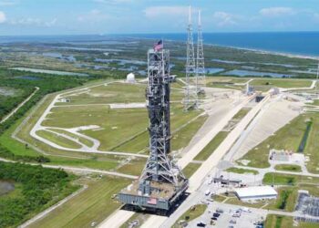 Le budget 2019 finance les derniers préparatifs avant le premier tir de SLS en 2020. Ici la mise en place de la plateforme de lancement mobile à proximité du pas de tir 39B du Kennedy Space Center (Floride). © NASA