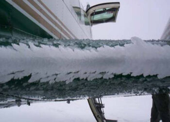 Accrétion de givre sur le bord d’attaque d’une aile d’avion. © Onera