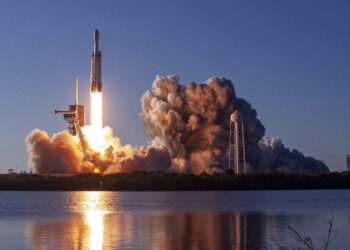 Le décollage du Falcon Heavy depuis le Kennedy Space Center lors de son deuxième lancement. © SpaceX