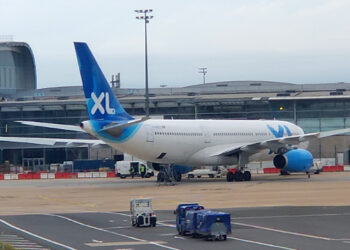 Un A330-200 de la compagnie XL Airways parqué au large du terminal 2B de Roissy CDG. Photo © Le Journal de l'Aviation - tous droits réservés