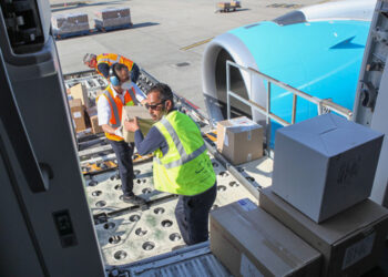 Le chargement d'un A350 de French bee à Orly pour un vol de transport de fret vers La Réunion le 22 avril dernier. Photo © French bee