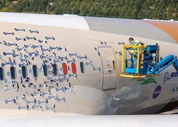 Installation des capteurs de la NASA pour étudier le bruit de l'appareil © Liz Wolter pour Boeing