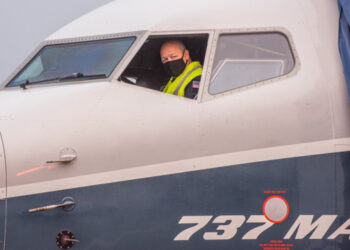 Steve Dickson aux commandes d'un 737 MAX de Boeing pour son vol test. Photo © FAA