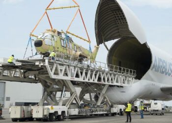 Airbus a lancé l'activité commerciale de sa flotte de BelugaST avec un vol de livraison d'un hélicoptère de Marignane à Kobé © Airbus