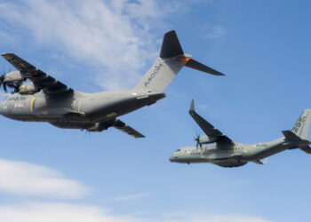 Un Airbus A400M et un C295 en formation. L'écart de capacité entre les deux avions de transport d'Airbus Defence and Space laisse encore clairement de la place au C-130J Super Hercules de Lockheed Martin et au C-390 d'Embraer. Photo © Airbus DS