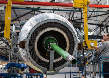 Assemblage de la turbine basse pression d'un réacteur de la famille Trent de Rolls-Royce dans l'usine d'ITP Aero à Ajalvir