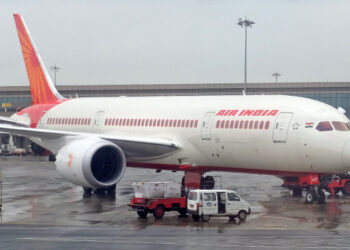 Un Boeing 787-8 d'Air India parqué au large du terminal international de Bombay. Photo © Romain Guillot / Le Journal de l'Aviation - tous droits réservés