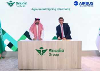 La signature de l'accord au chalet du groupe Saudia au salon aéronautique de Dubaï avec Fahd Cynndy