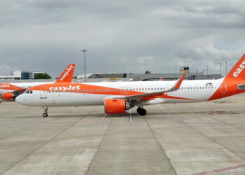 Deux appareils d'easyJet (un Airbus A321neo et un A319) à Toulouse-Blagnac. Photo © Le Journal de l'Aviation - tous droits réservés